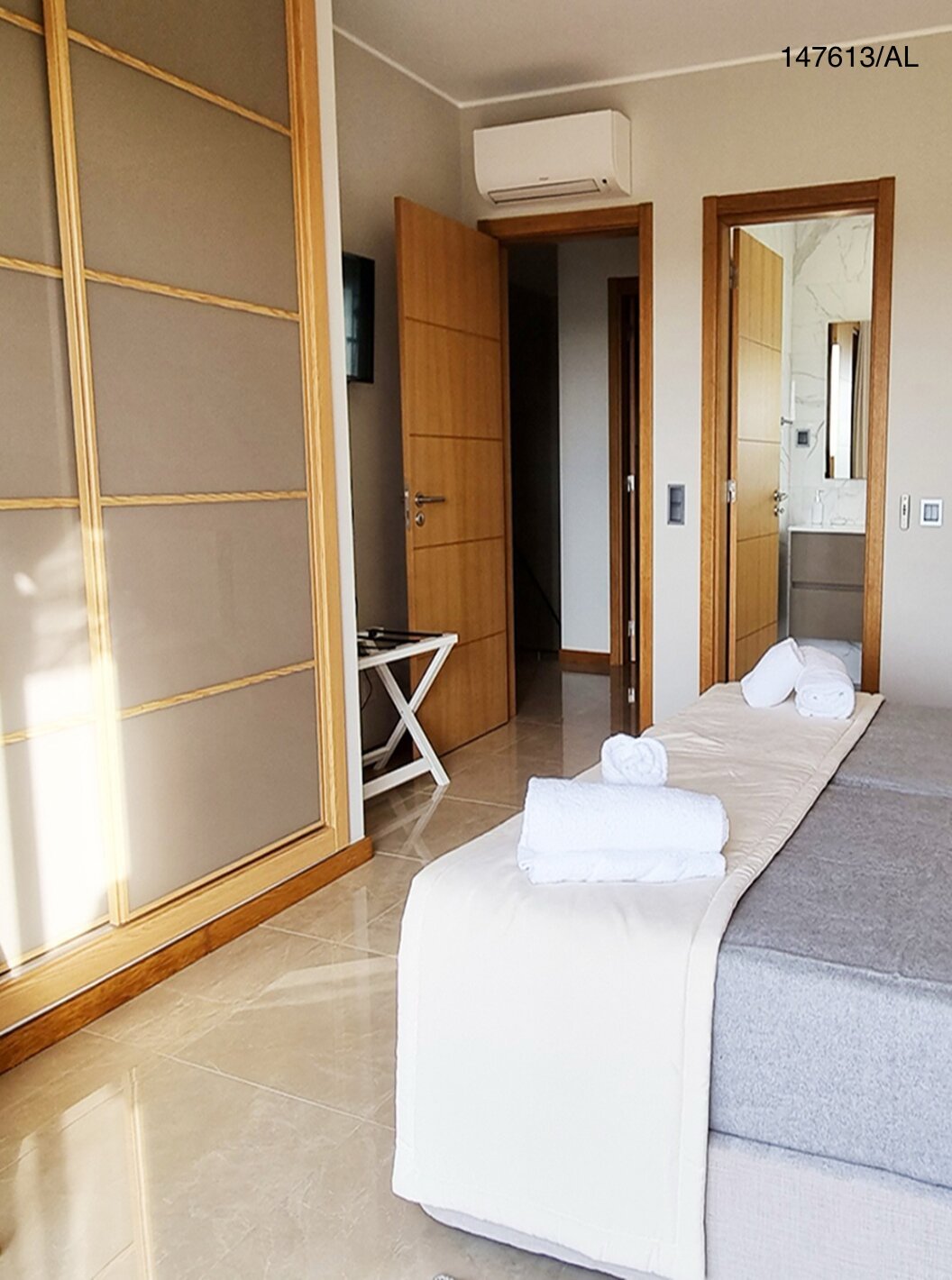 La villa Pestana Carvoeiro Golf V5 Superior dispose d'une chambre avec deux lits simples, un fauteuil et une table de chevet