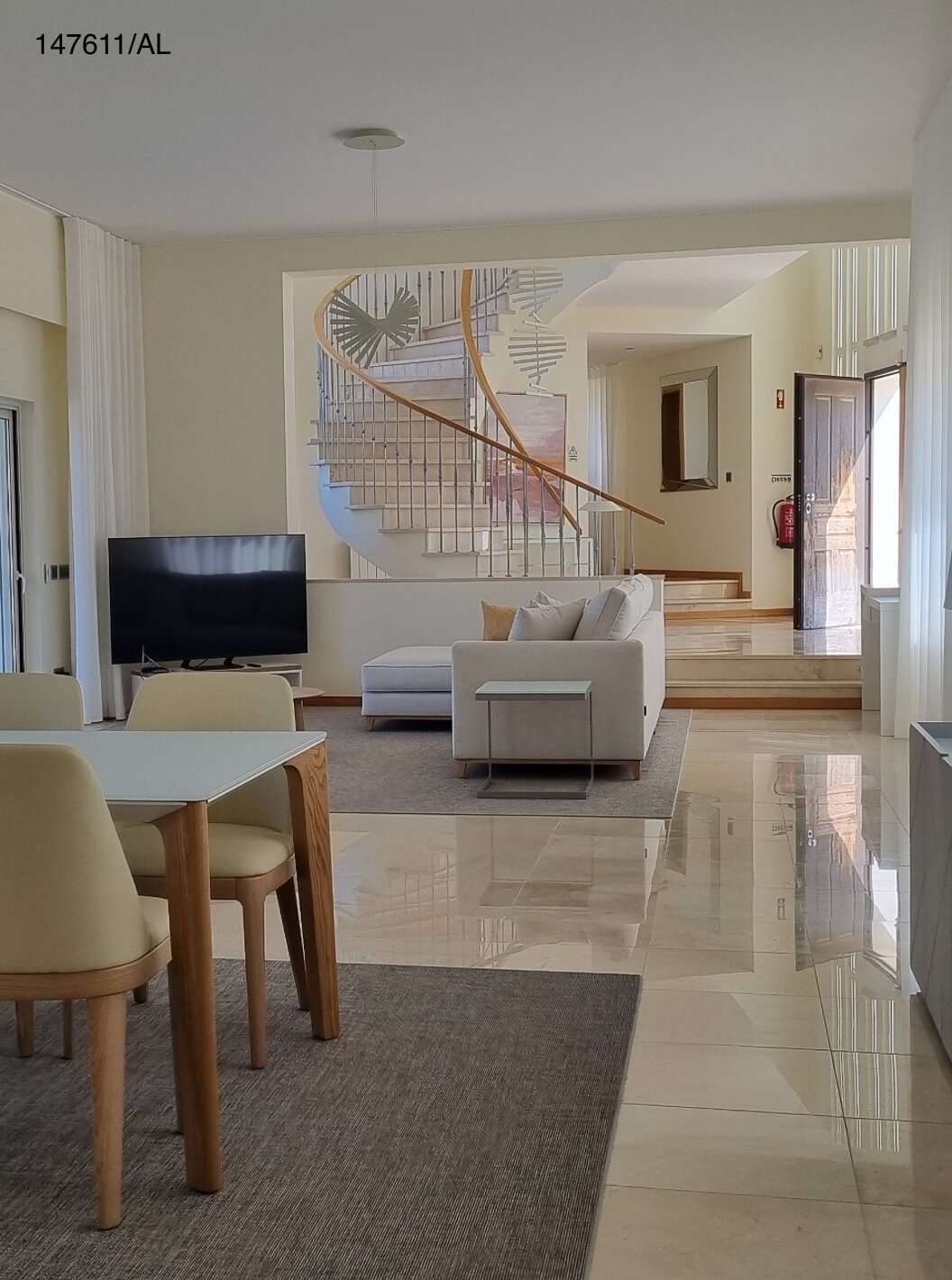 La villa Pestana Carvoeiro Golf V5 Superior dispose d'un salon spacieux avec une table à manger des chaises et une télévision