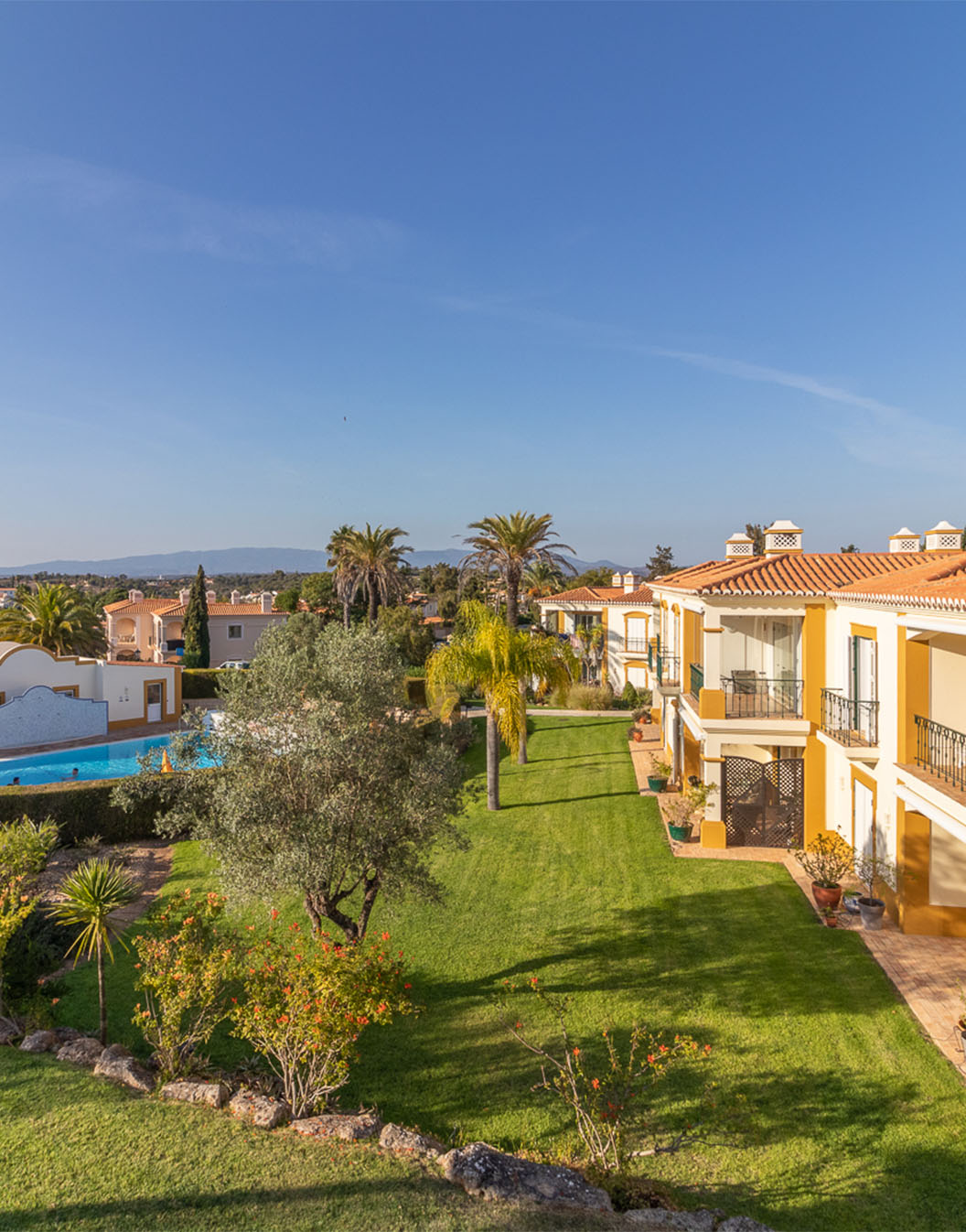 Vue extérieure du Pestana Carvoeiro Golf AL, un hôtel 4 étoiles dans l'Algarve, avec villas, appartements et piscine
