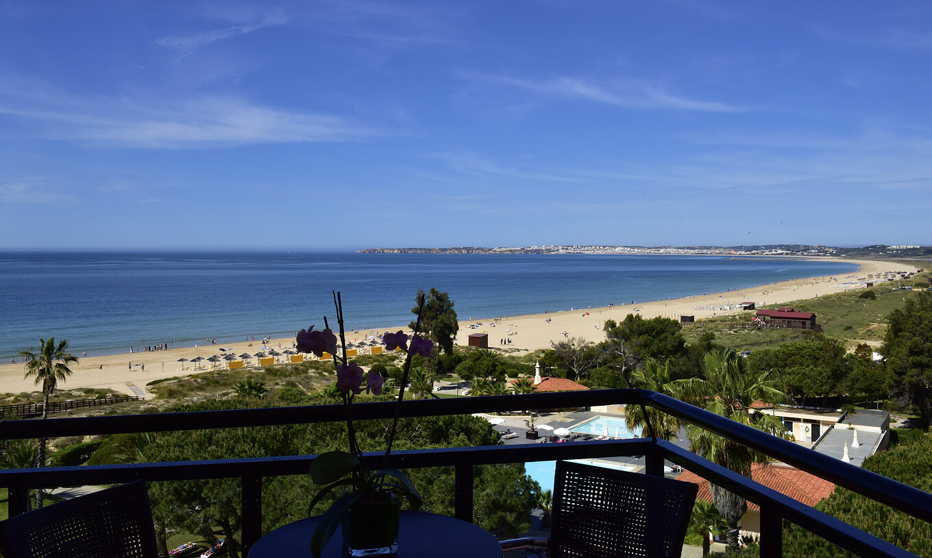 Le Deluxe Supérieur du Pestana Dom João II a un balcon avec vue panoramique sur la plage accessible par l'hôtel