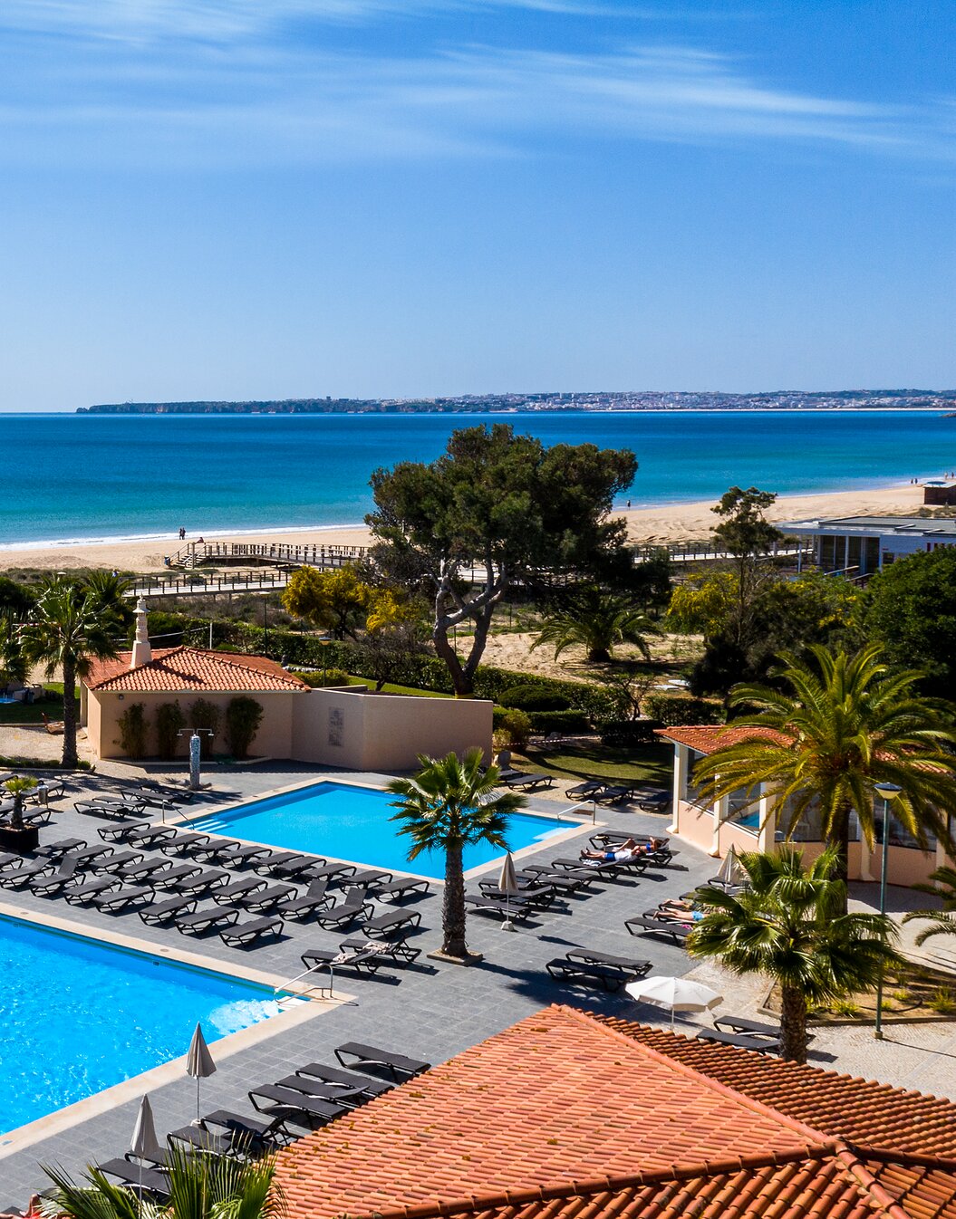 Vue extérieure du Pestana Dom João II, un hôtel 4 étoiles en face de la plage à Alvor