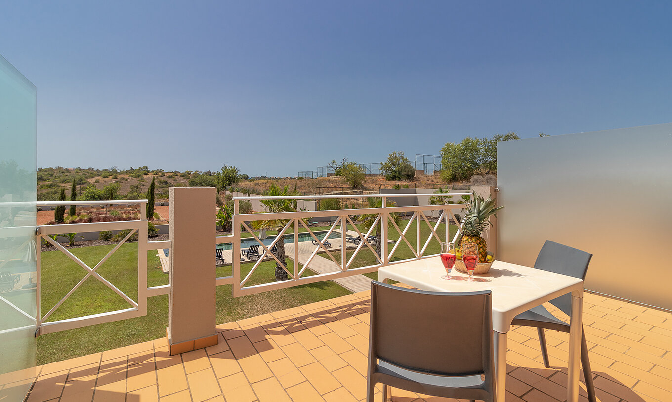 Chambre Classique avec balcon, vue piscine et jardin au Pestana Gramacho Residences