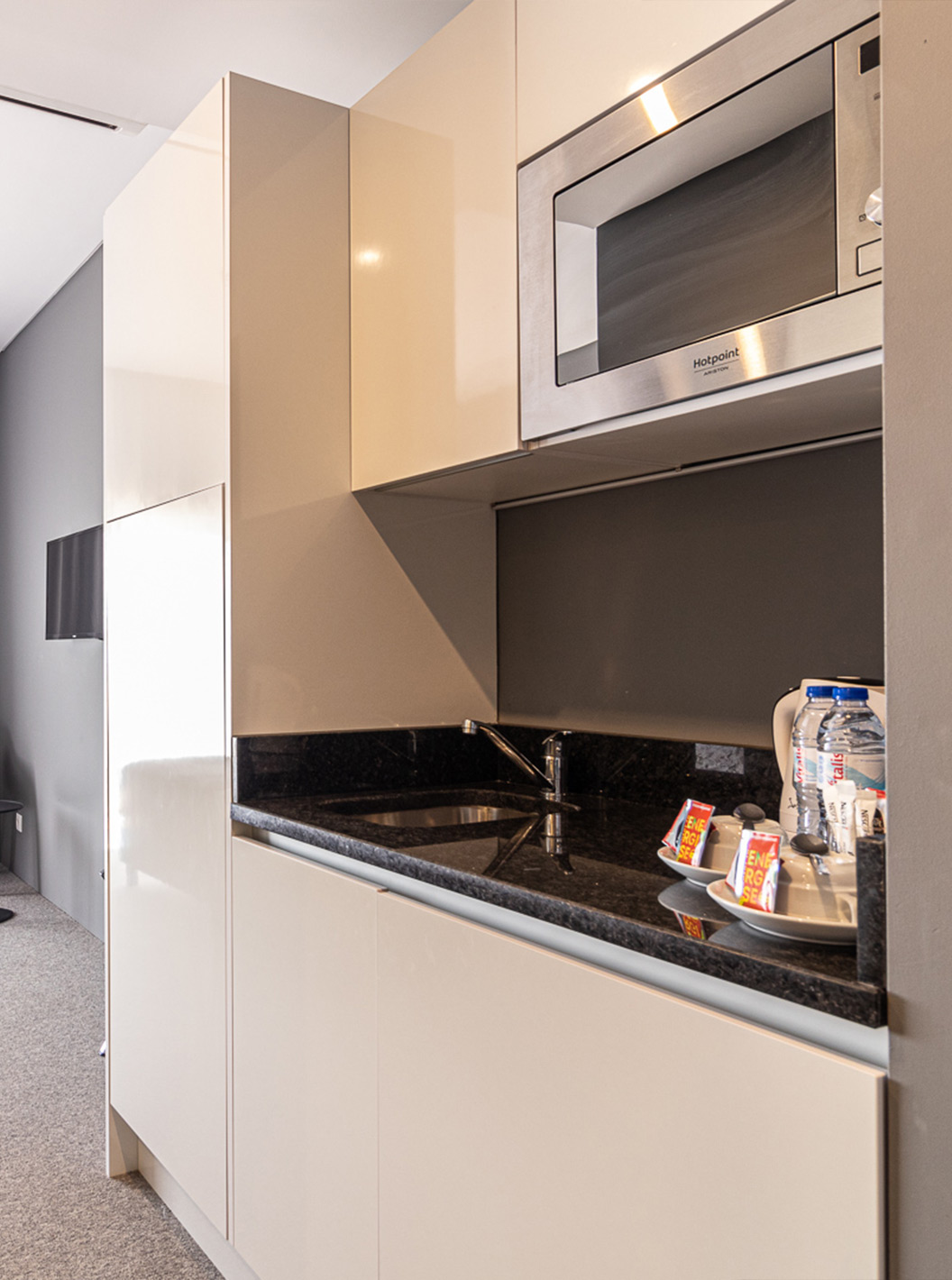 Chambre Classique Vue Piscine avec lit, TV, cuisine au Pestana Gramacho Residences