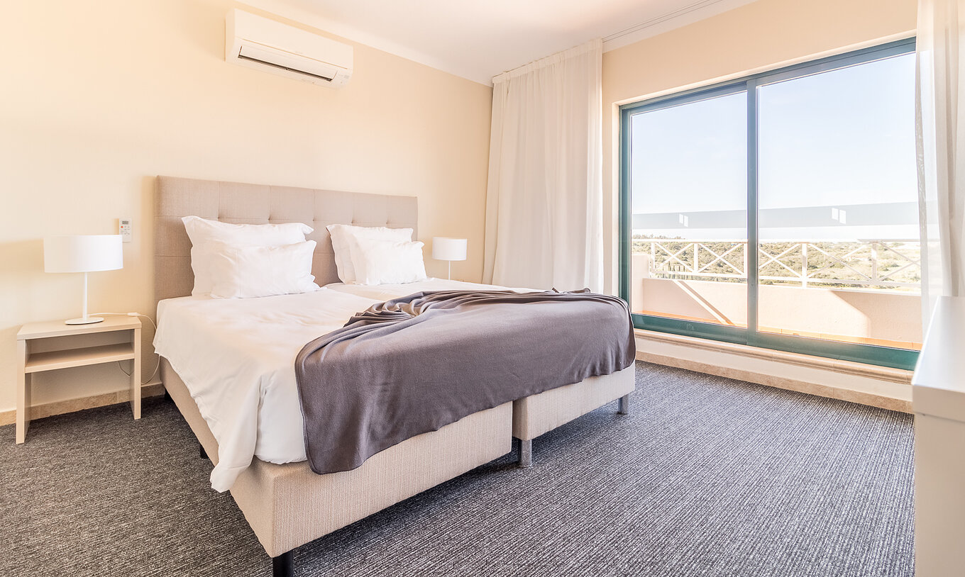 L’appartement une chambre du Pestana Gramacho a une chambre moderne avec grand lit, fenêtres et lumière naturelle