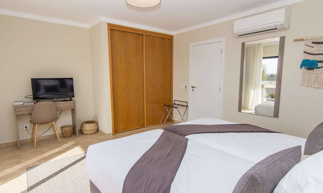 L'Appartement T1 du Pestana Gramacho Residences a un miroir sur le mur, climatisation, armoire et télévision