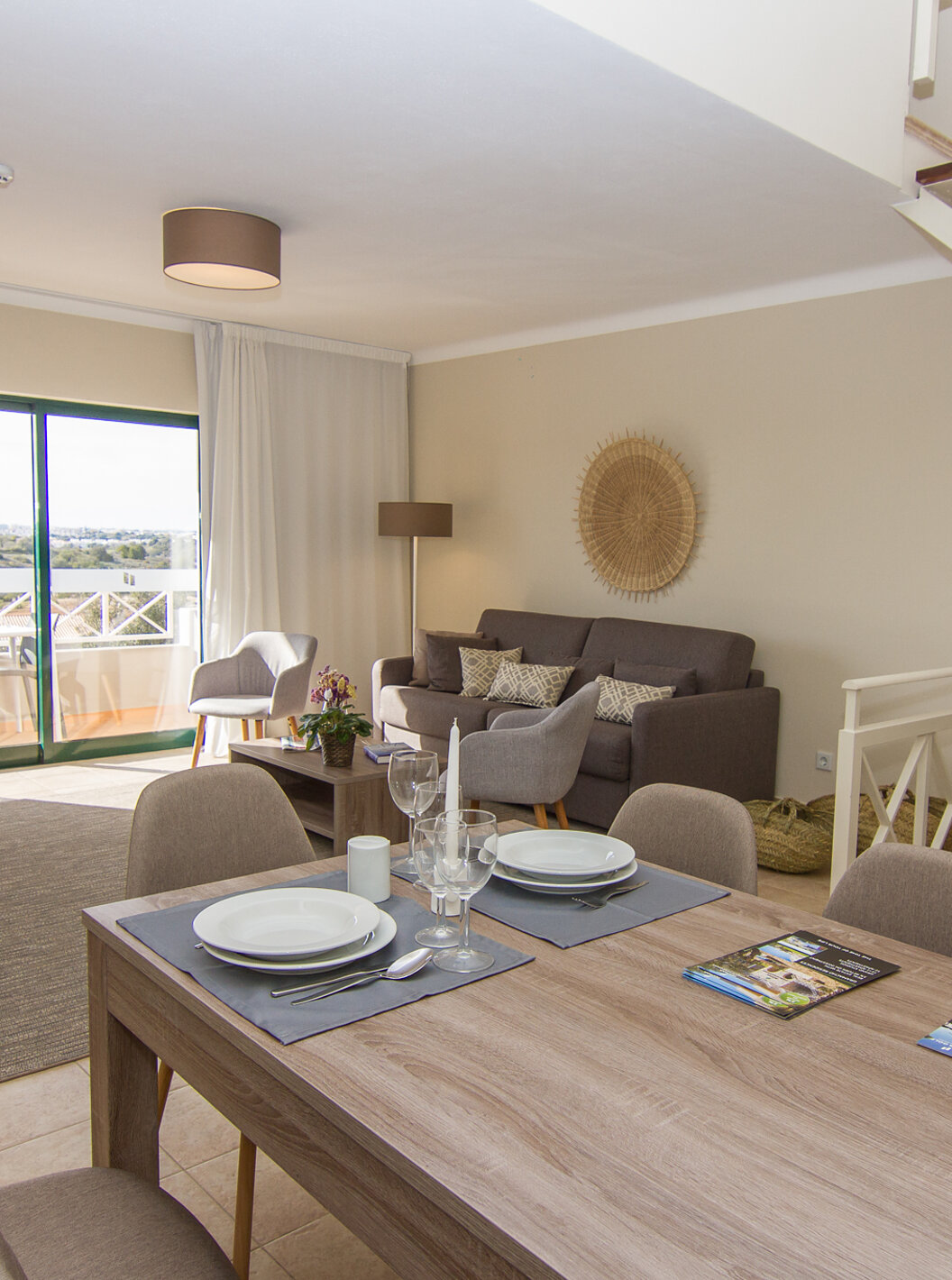L'Appartement T2 du Pestana Gramacho Residences a un salon avec table et chaises pour les repas et un canapé