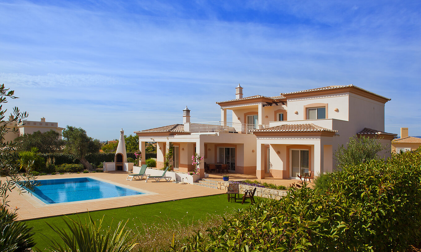 La Villa V3 du Pestana Gramacho Residences a un jardin privatif avec barbecue, piscine, transats et chaises