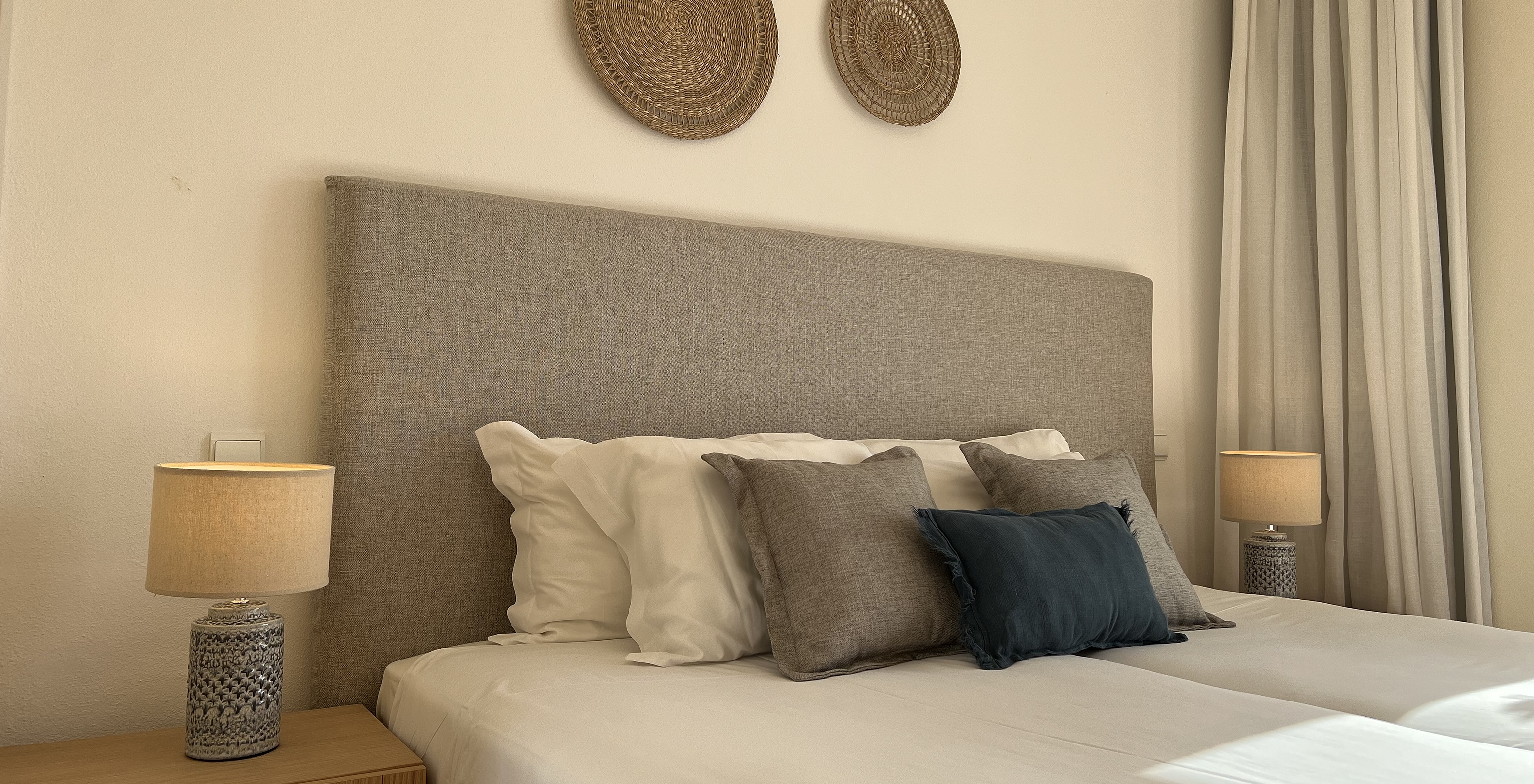 L'Appartement T1 Standard du Pestana Palm Gardens a un lit double avec coussins décoratifs et tableaux décoratifs