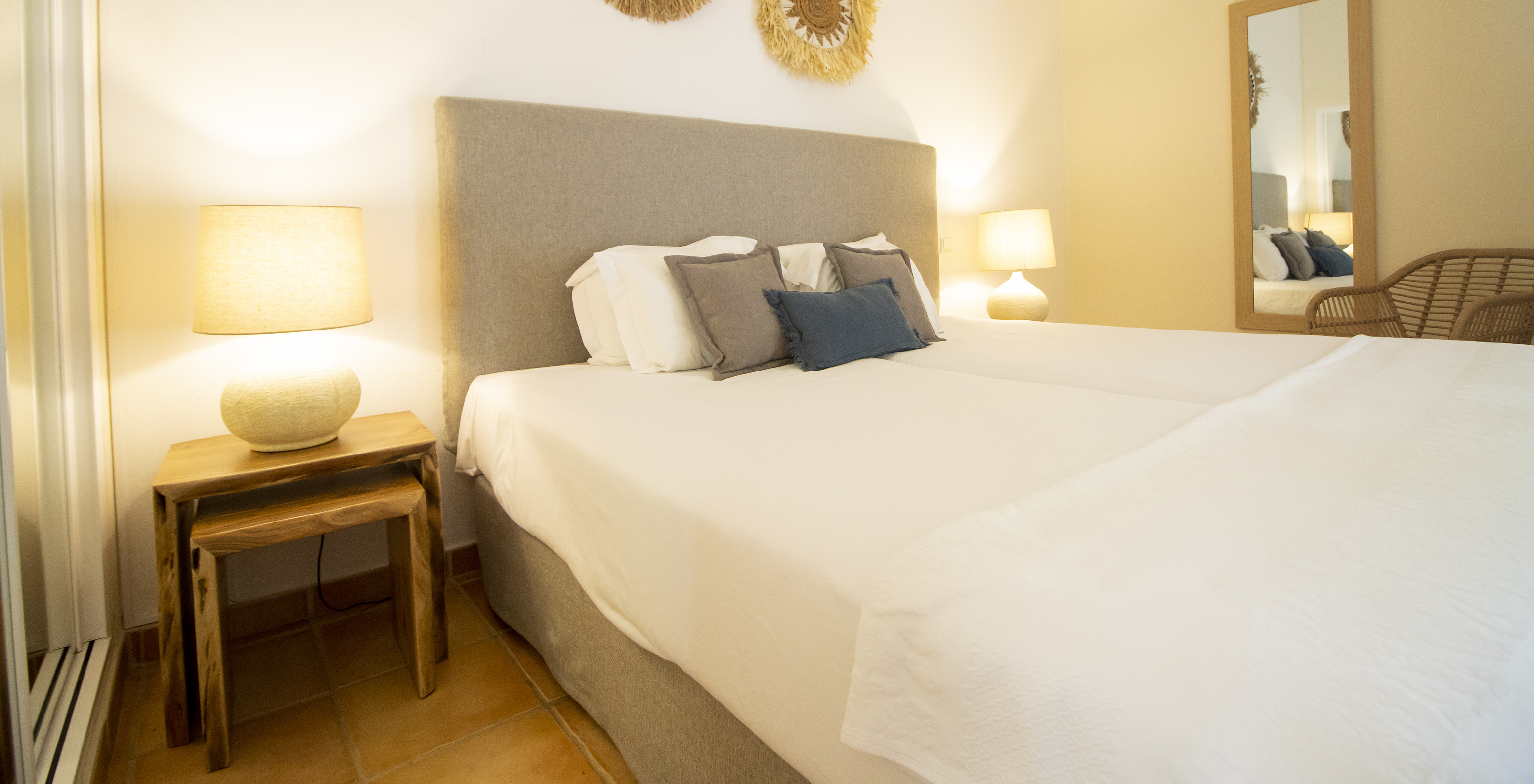 L'Appartement T2 Standard du Pestana Palm Gardens a un lit double avec coussins décoratifs et tableaux décoratifs
