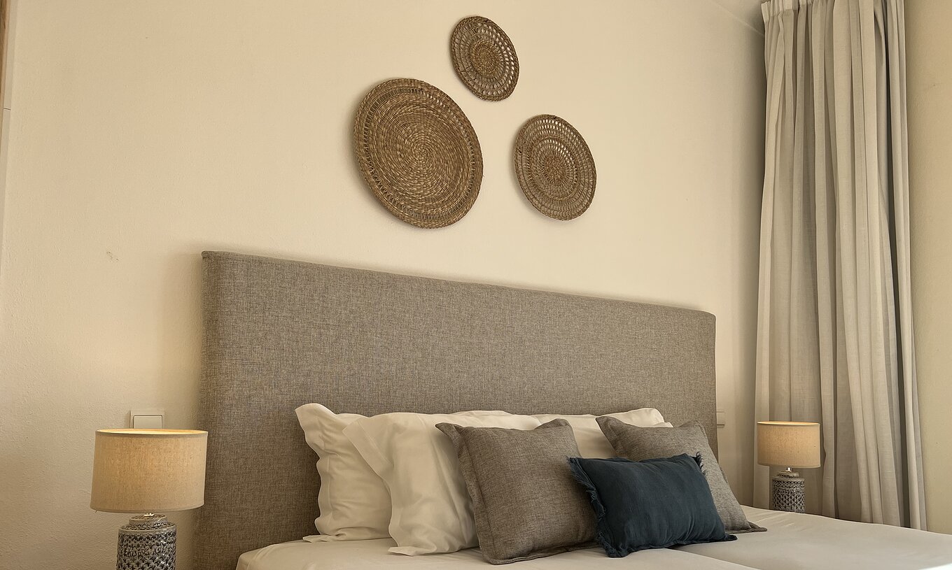 L'Appartement T1 Standard du Pestana Palm Gardens a un lit double avec coussins décoratifs et tableaux décoratifs