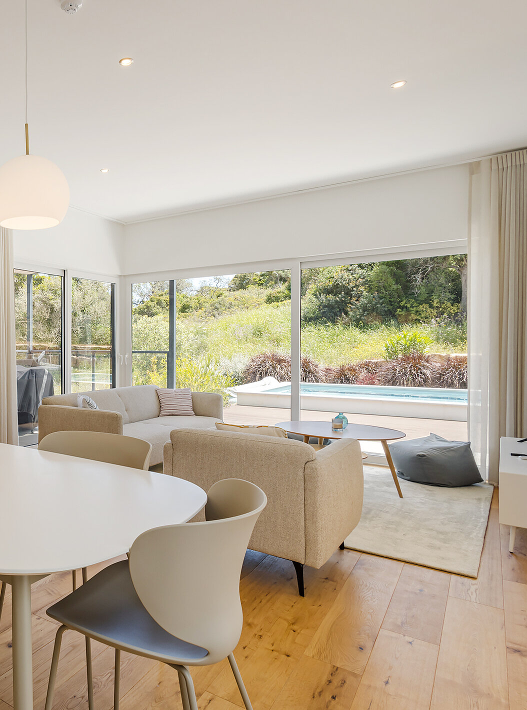 Villa Premium 2 chambres - 4 adultes du Pestana Valley dispose plusieurs canapés avec une vue sur l'extérieur