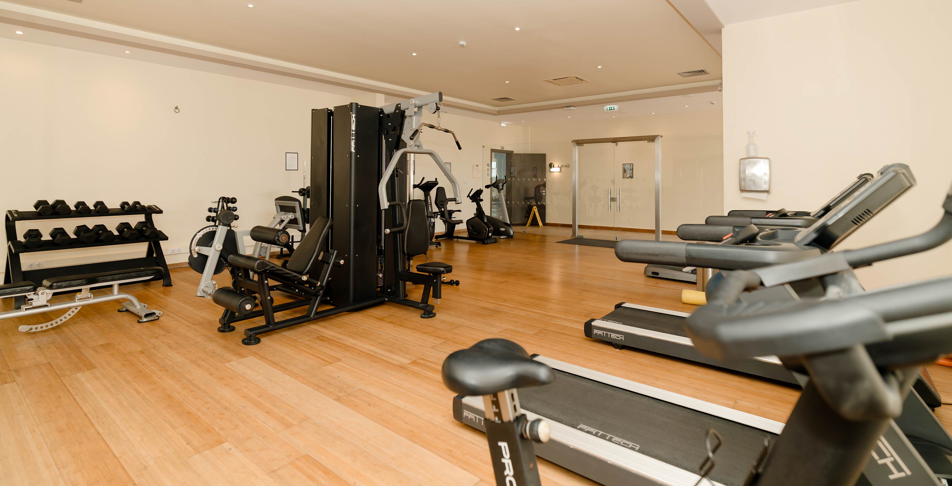 Salle de sport de l'hôtel avec piscine à Armação de Pêra, avec plusieurs machines à disposition des clients
