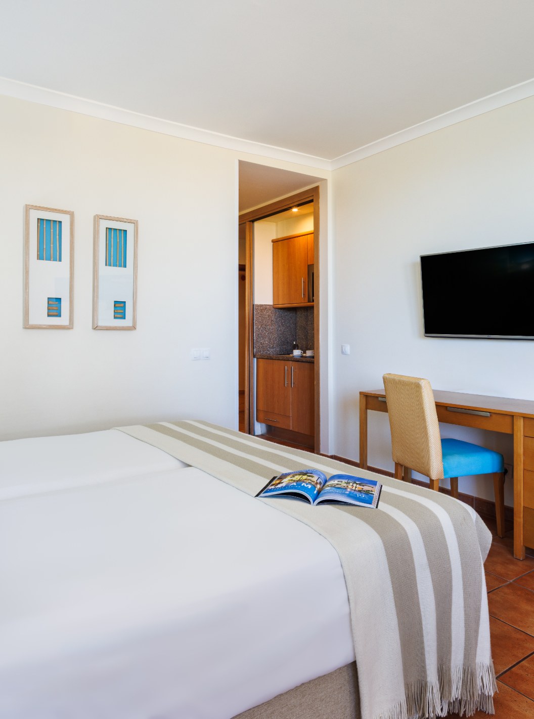Chambre Deluxe Vue Latérale sur la Mer du Pestana Viking avec lit double, bureau en bois et télévision murale