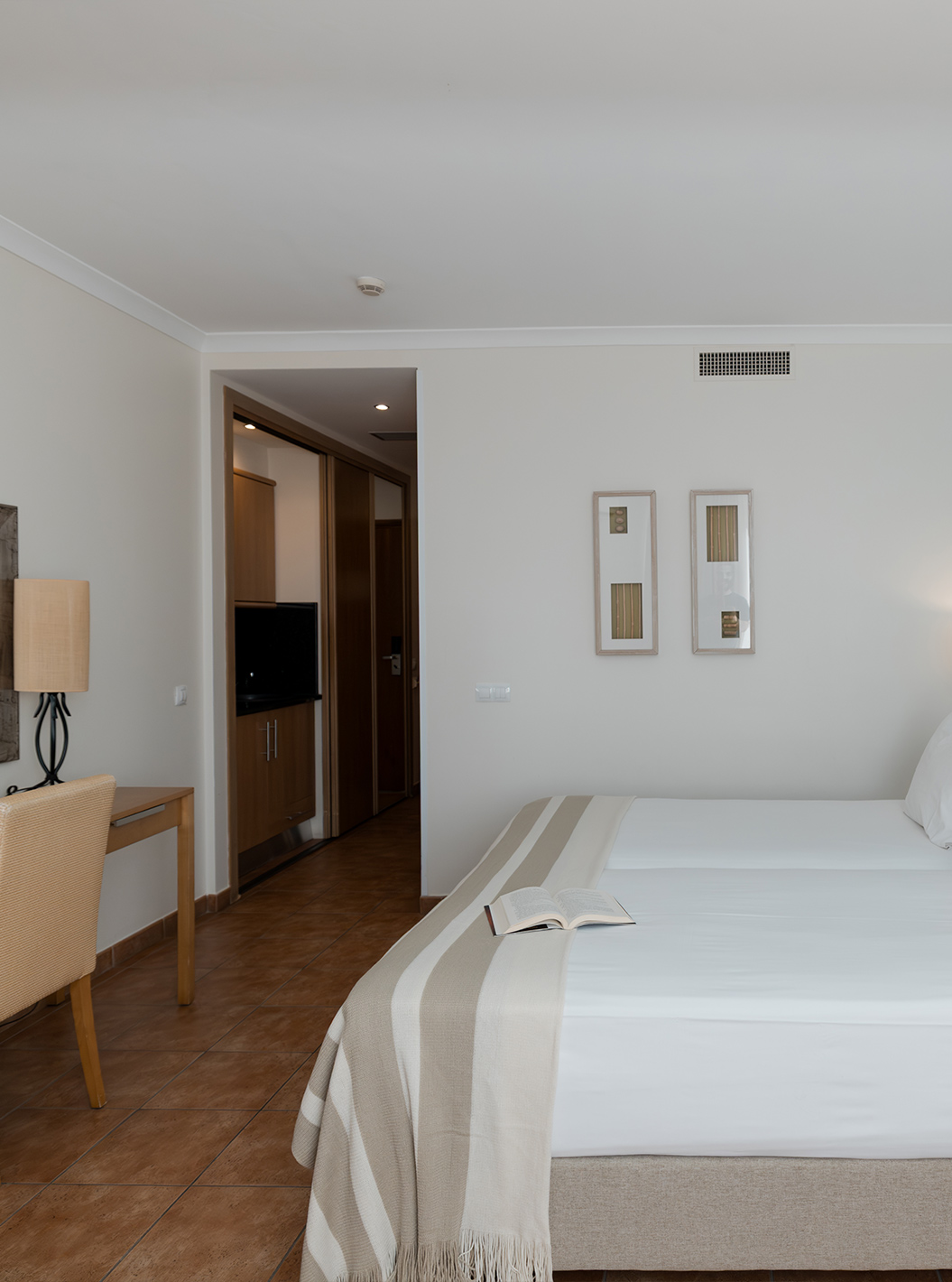 Le Deluxe Vue Mer du Pestana Viking a deux lits, table de chevet et bureau avec chaise