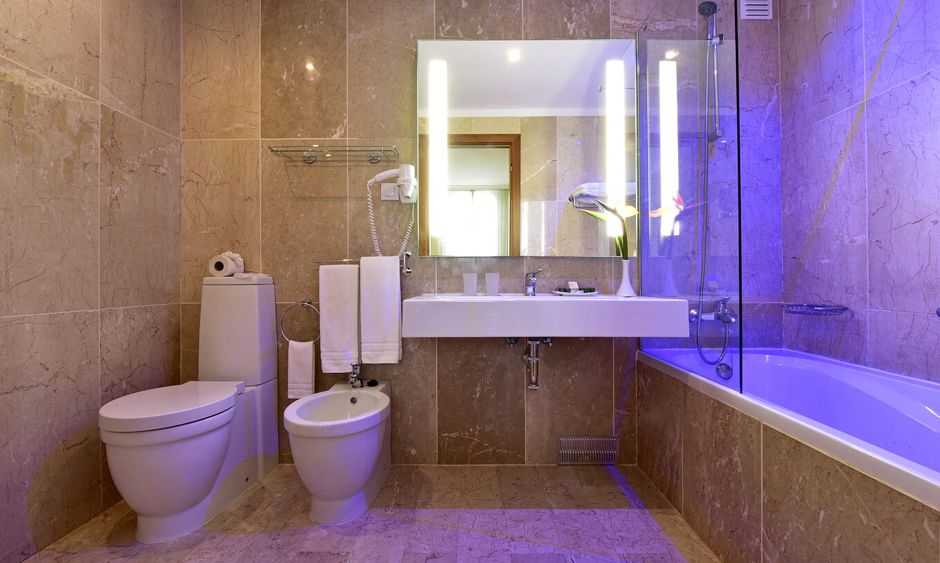 Le Chambre Deluxe Supérieur Vue Mer du Pestana Viking comprend salle de bain avec lavabo, miroir et baignoire avec douche
