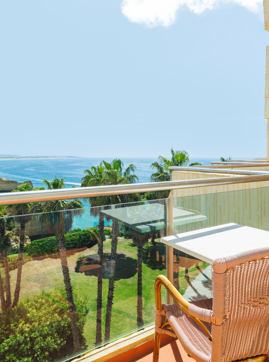 Chambre Deluxe Supérieure Vue Mer du Pestana Viking avec balcon meublé donnant sur la côte et les palmiers