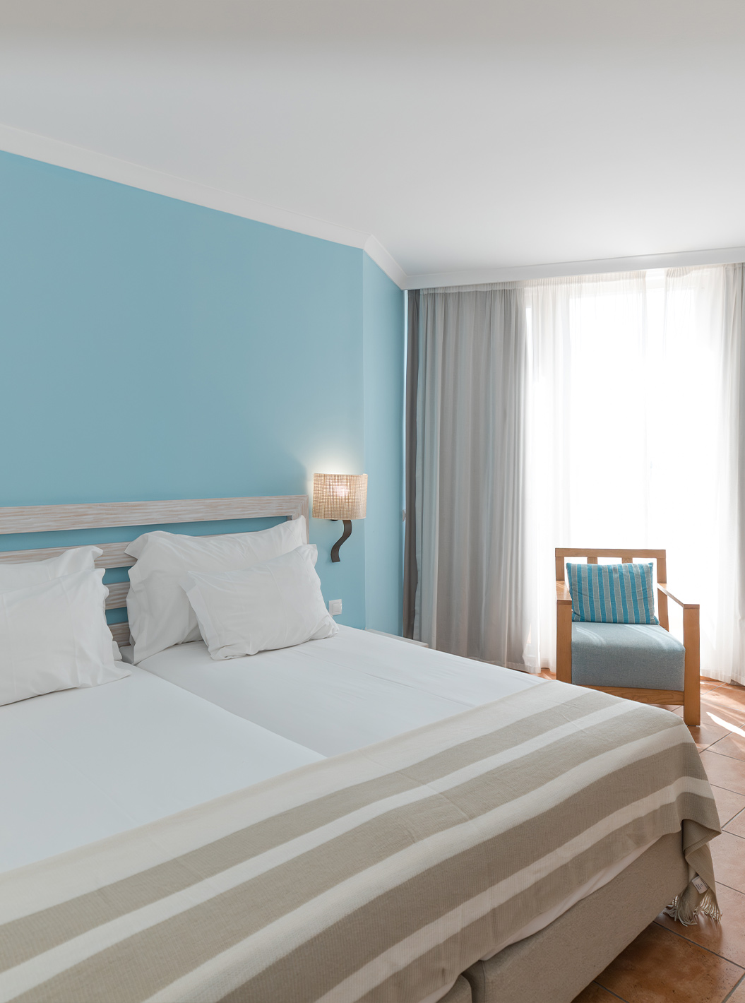 Le Deluxe du Pestana Viking offre deux lits simples, deux fauteuils confortables, climatisation et grande fenêtre