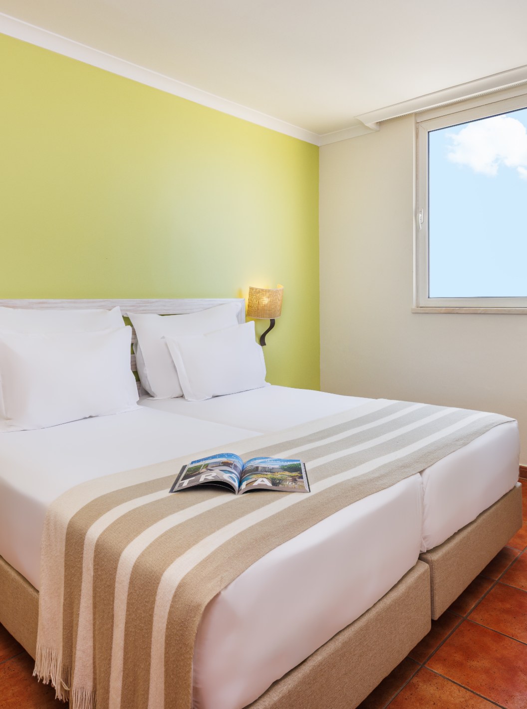 Suite Supérieure Vue Mer au Pestana Viking avec lit double, murs verts clairs, bureau et fenêtre lumineuse