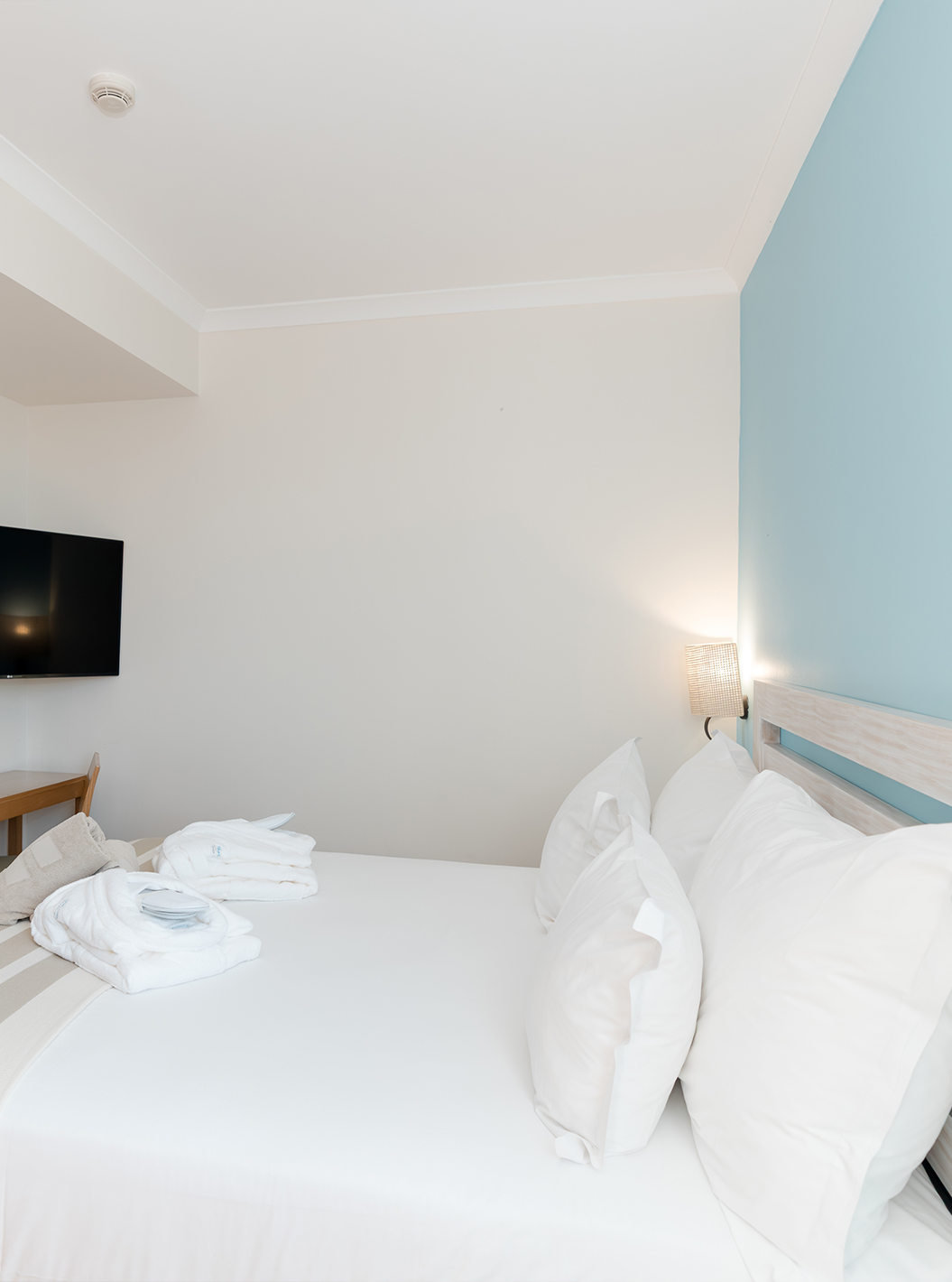 La Suite T2 du Pestana Viking a une chambre avec lit double, télévision et miroir