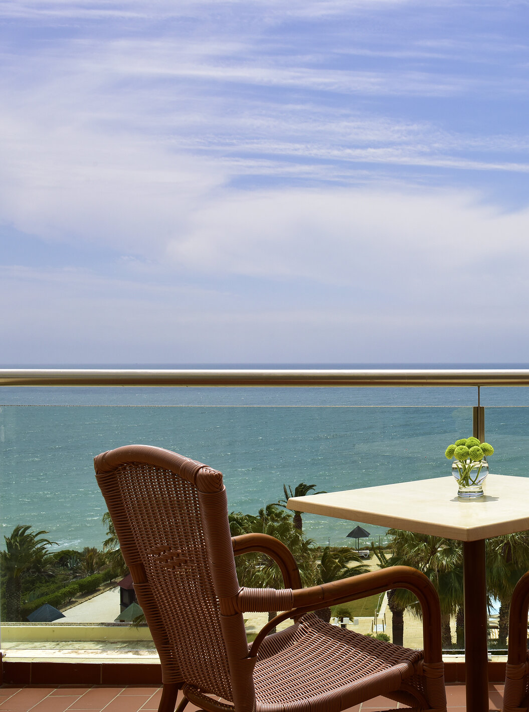 La Suite T2 du Pestana Viking a un balcon avec table et deux chaises, vue sur la mer