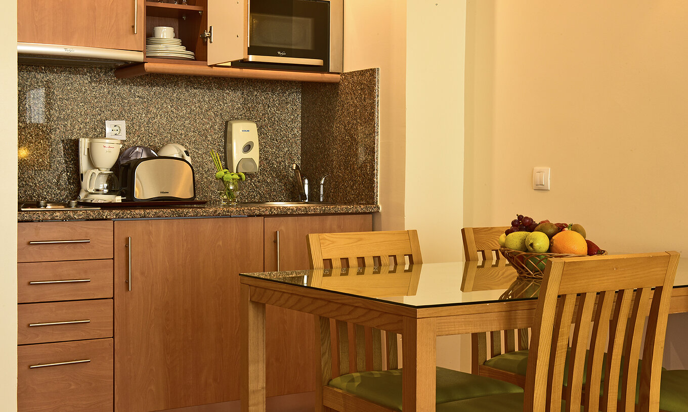 The Suite at Pestana Viking features a kitchen and a dining table with chairs
