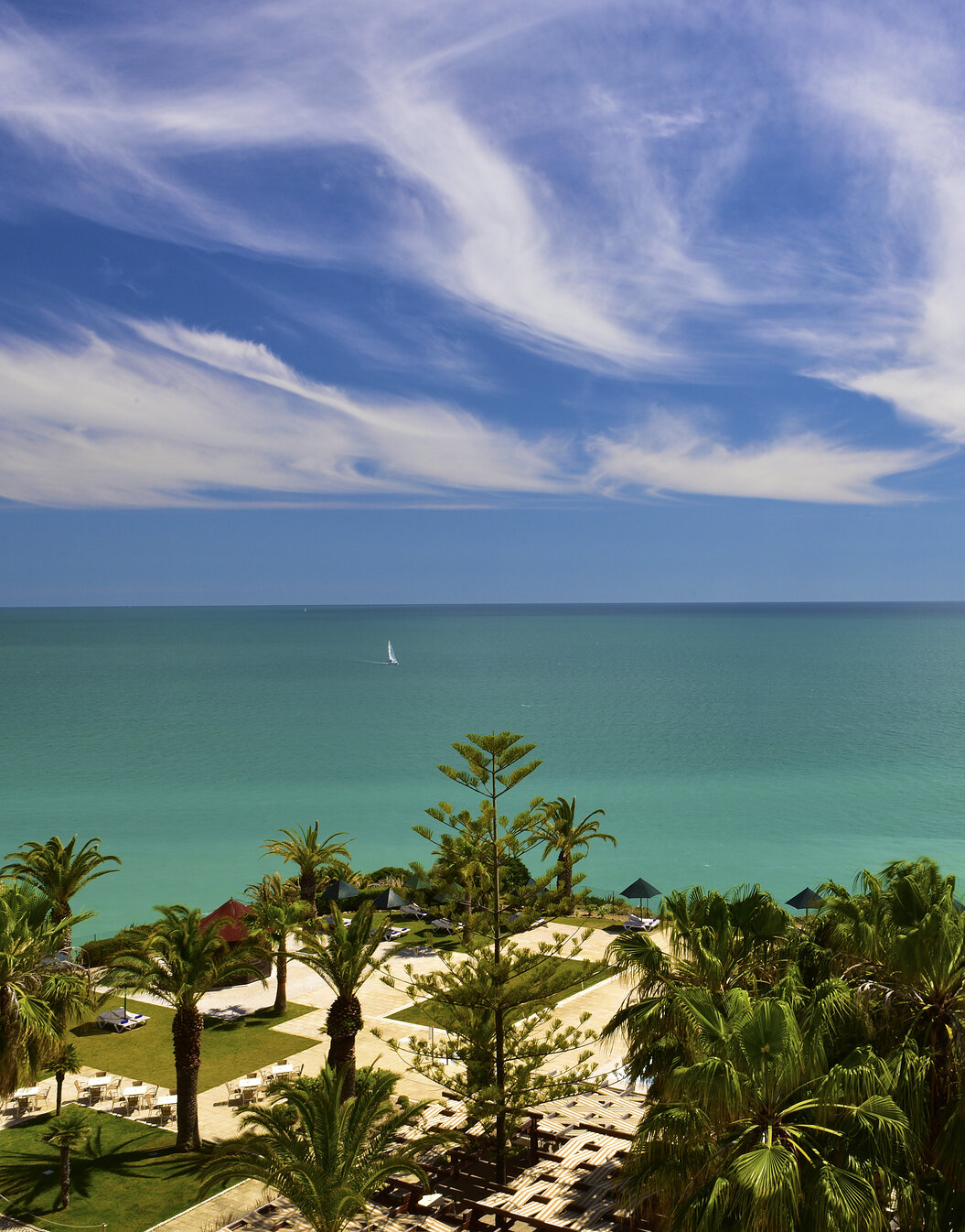 Vue panoramique extérieure du Pestana Viking, entouré de palmiers autour de la piscine avec accès direct à la plage