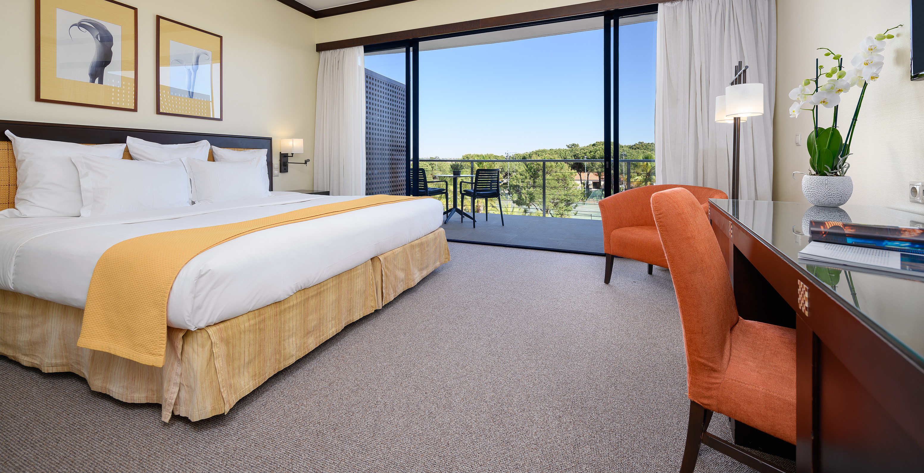 Le Supérieure du Pestana Vila Sol - Vilamoura a un lit double, un bureau, fauteuil et un balcon avec chaises