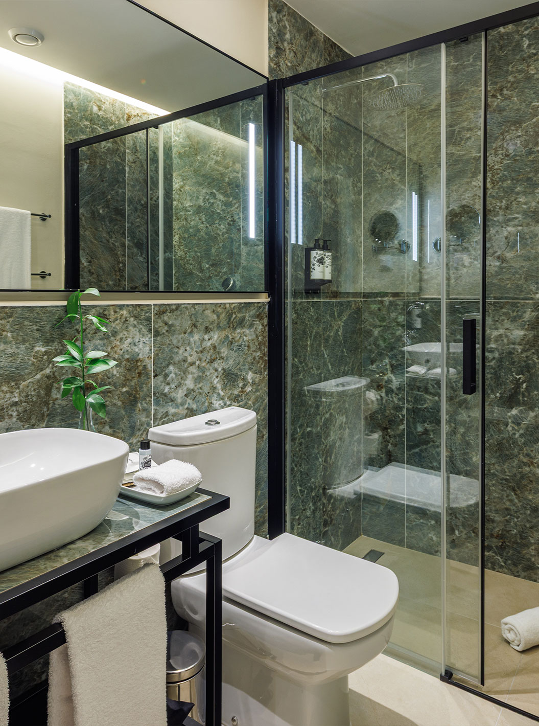 Le Familial Vue Jardin du Pestana Vila Sol - Vilamoura a salle de bain en marbre vert avec WC, lavabo et douche