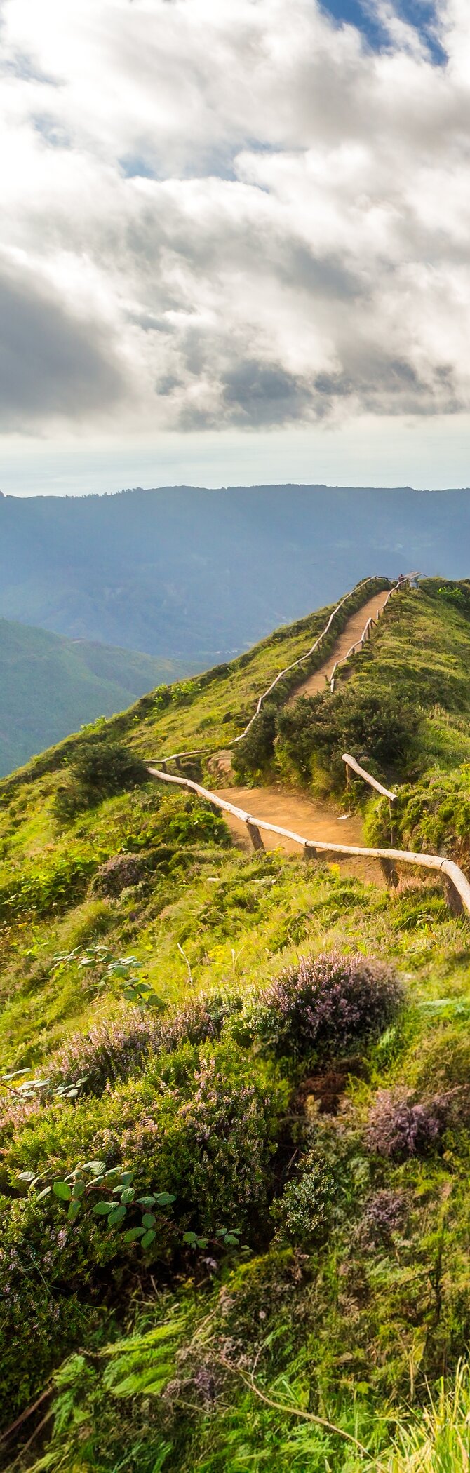 Découvrez l'offre d'hôtels du Pestana Hotel Group aux Açores, une région riche en nature, idéale pour la randonnée
