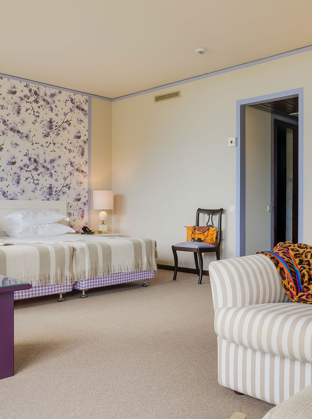 La Junior Suite Vista Jardim du Pestana Bahia Praia a un grand espace avec deux lits individuels et un canapé et une chaise