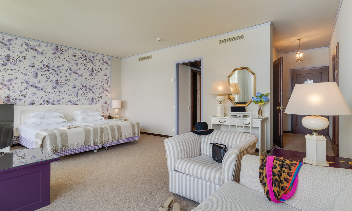 La Junior Suite Vista Mar du Pestana Bahia Praia a un grand espace avec deux lits individuels et un canapé et une chaise