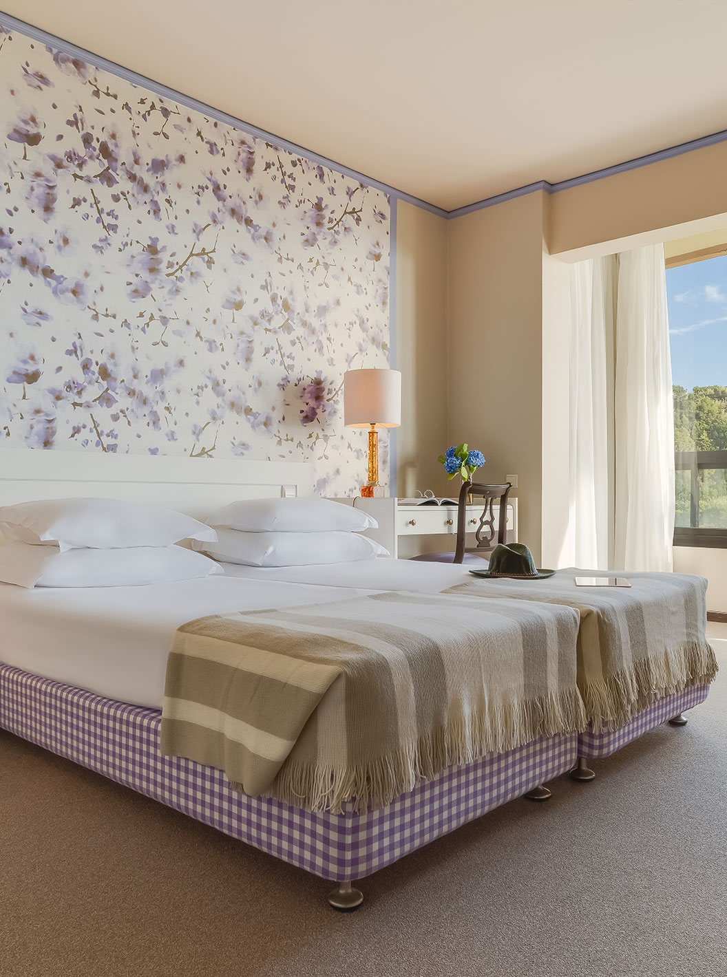 Le Standard Vista Jardim du Pestana Bahia Praia est une chambre spacieuse avec deux lits une table de chevet et un bureau