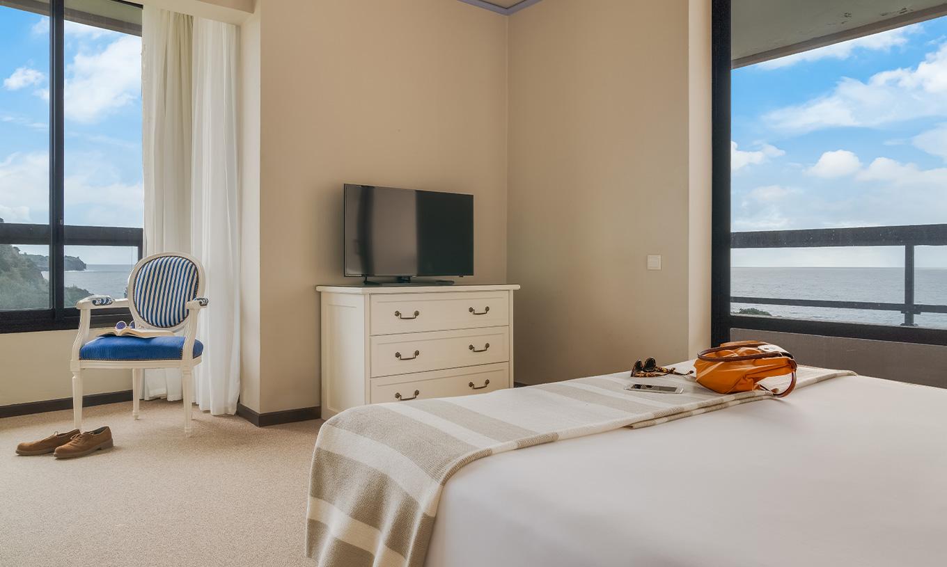 Le Standard Vista Mar du Pestana Bahia Praia a deux fenêtres toutes avec vue sur la mer et une partie du paysage de l'île