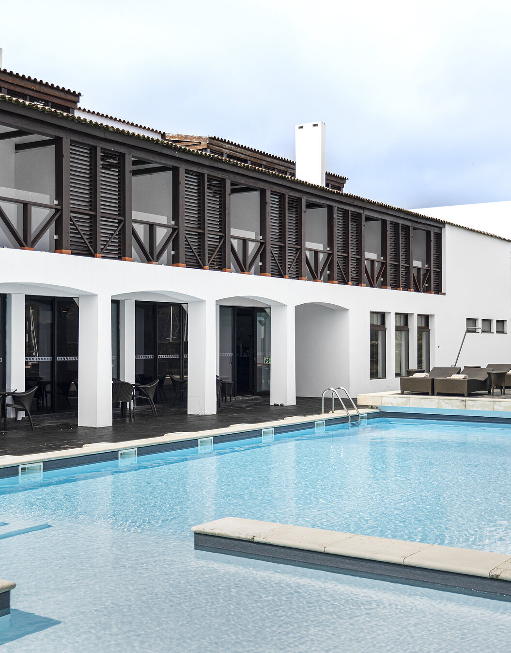 Vue extérieure de la Pousada Forte Horta, avec piscine extérieure et balcons des chambres donnant sur la piscine