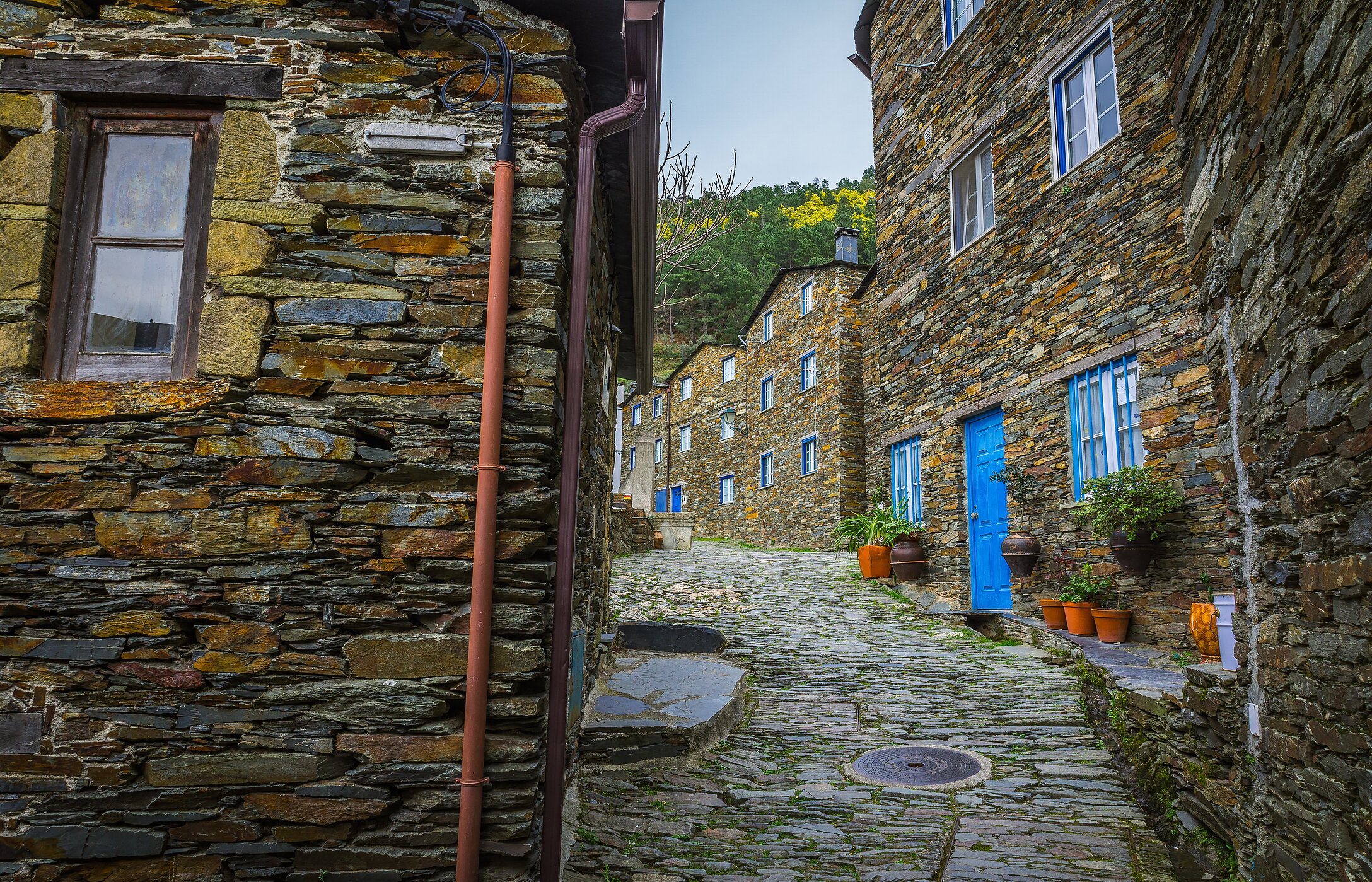 Piódão, avec ses maisons en schiste et ses rues étroites, est un refuge pittoresque qui semble tout droit sorti d'un conte de fées