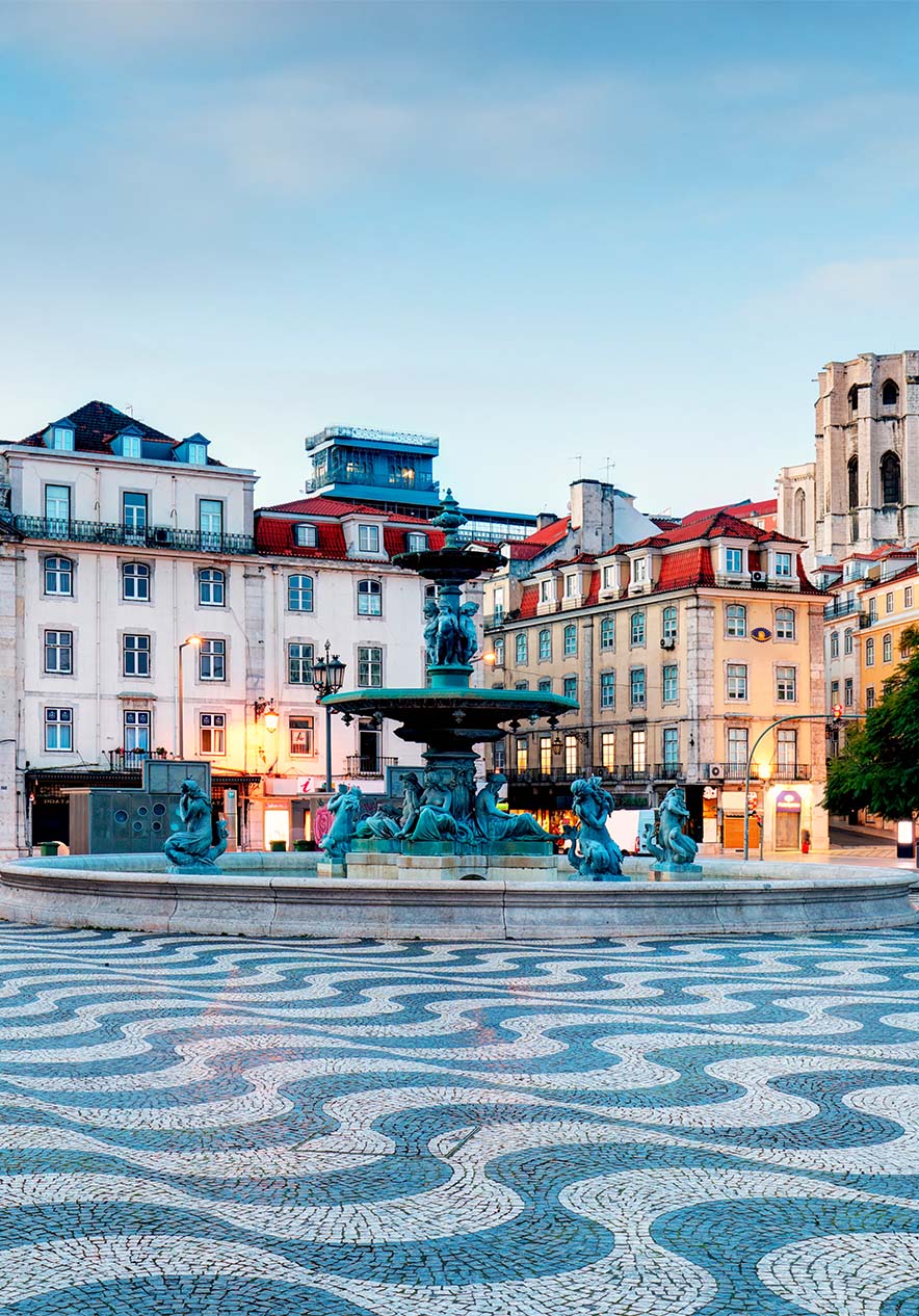 Place du Rossio près de Pousada Lisboa Praça do Comércio, Hotel no Terreiro do Paço avec fontaine et pavés ondulés