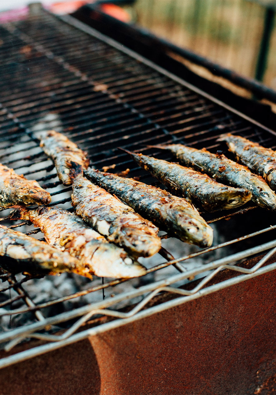 Sardines grillées en plein air près de Pousada Alfama, Hotel no Centro de Lisboa sur un gril fumant traditionnel