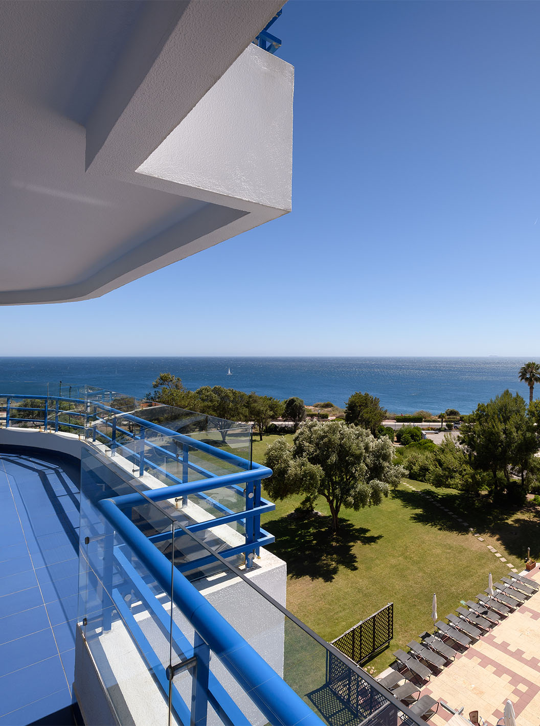 La chambre Deluxe Supérieure Vue Mer du Pestana Cascais a un balcon avec vue sur la mer de Cascais