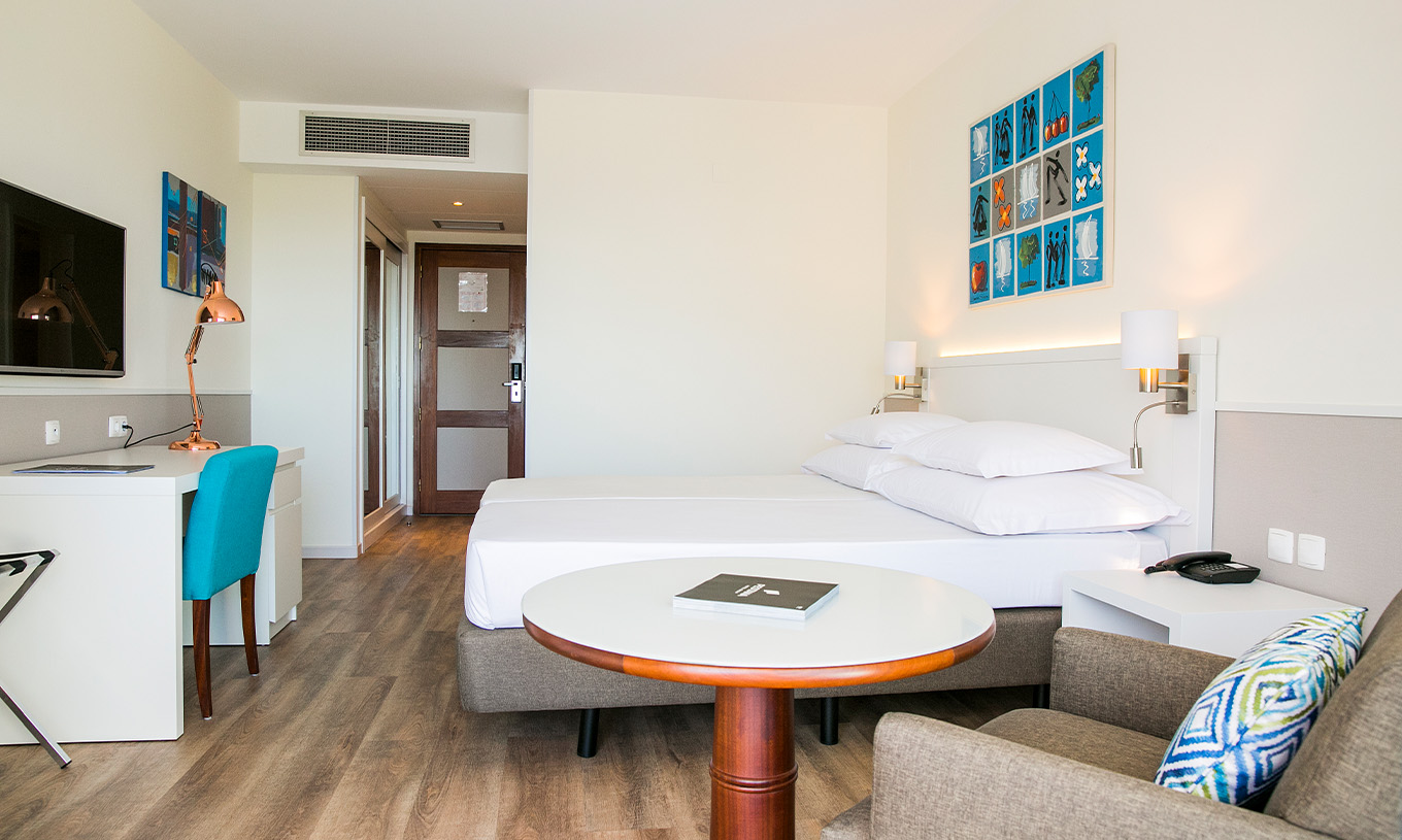 La chambre Deluxe Supérieure du Pestana Cascais a deux lits individuels, télévision, bureau et cuisine