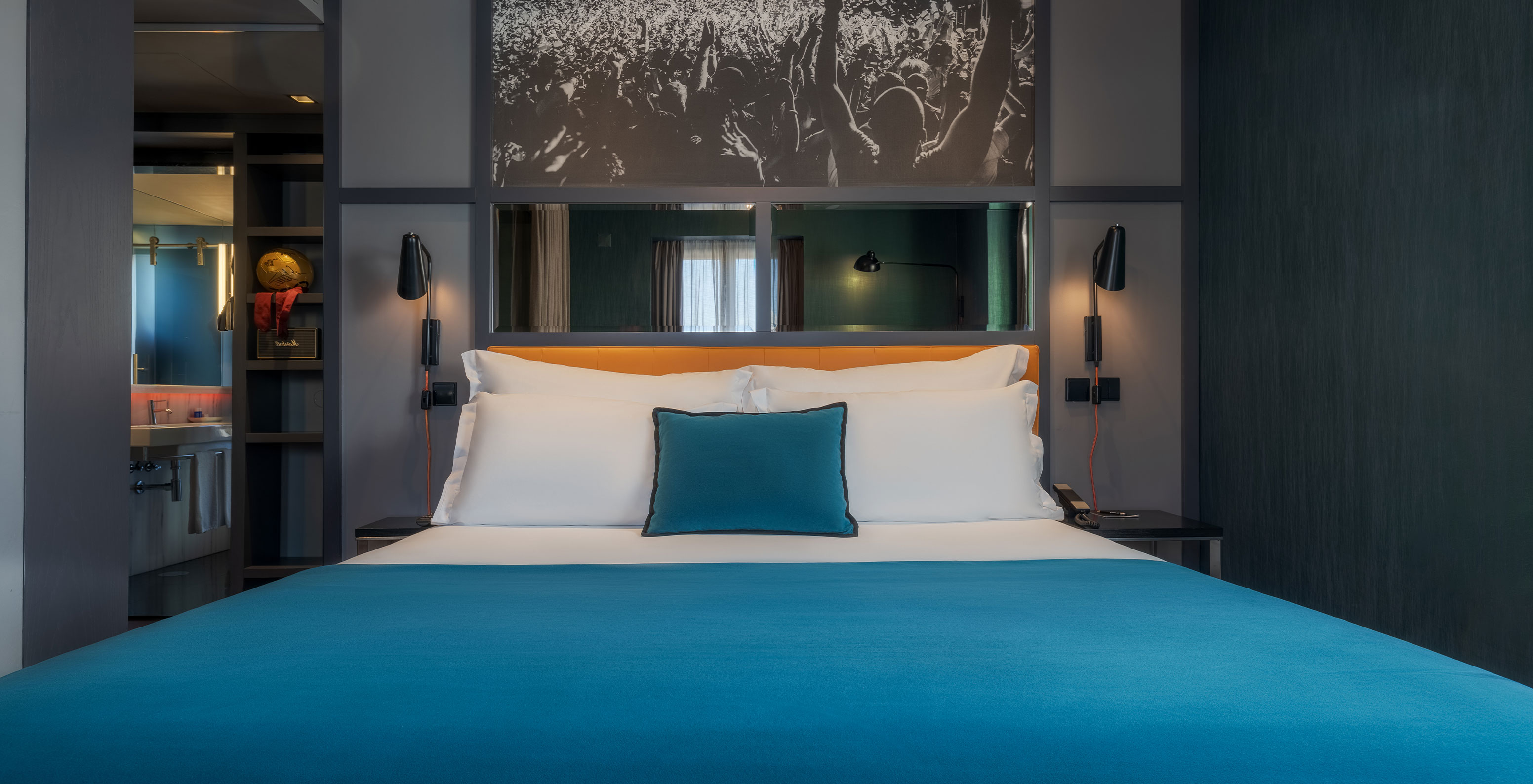 La chambre CR7 Superior Corner du Pestana CR7 Lisboa a un lit double et un miroir au-dessus du lit
