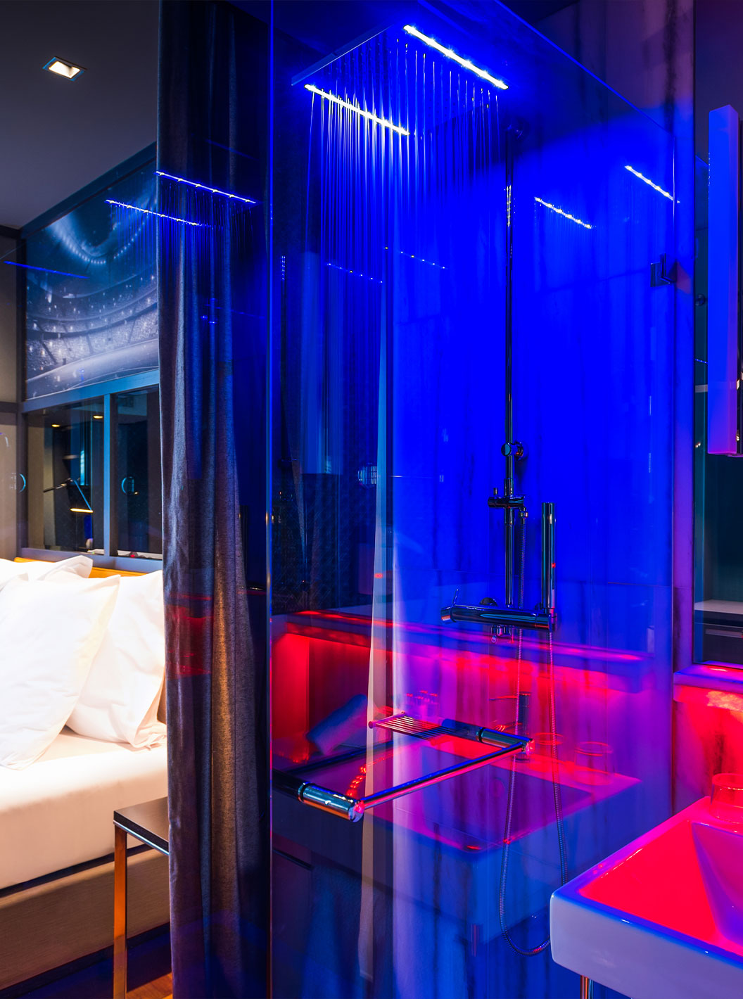 La chambre CR7 Superior du Pestana CR7 Lisboa a un lit double et une douche avec lumières LED