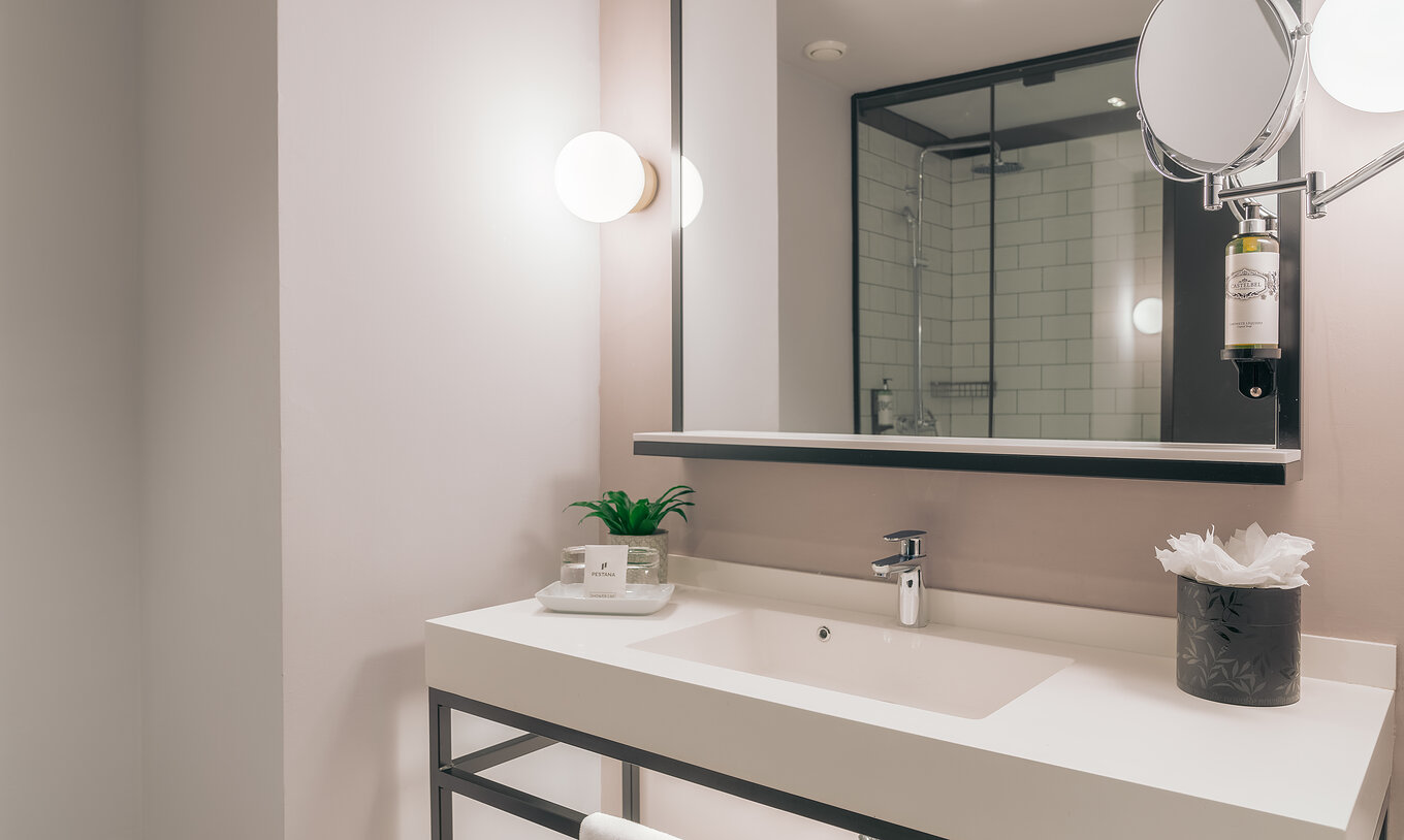 Le Double Classic du Pestana Lisboa Vintage a une salle de bain avec lavabo avec deux miroirs et deux lumières latérales