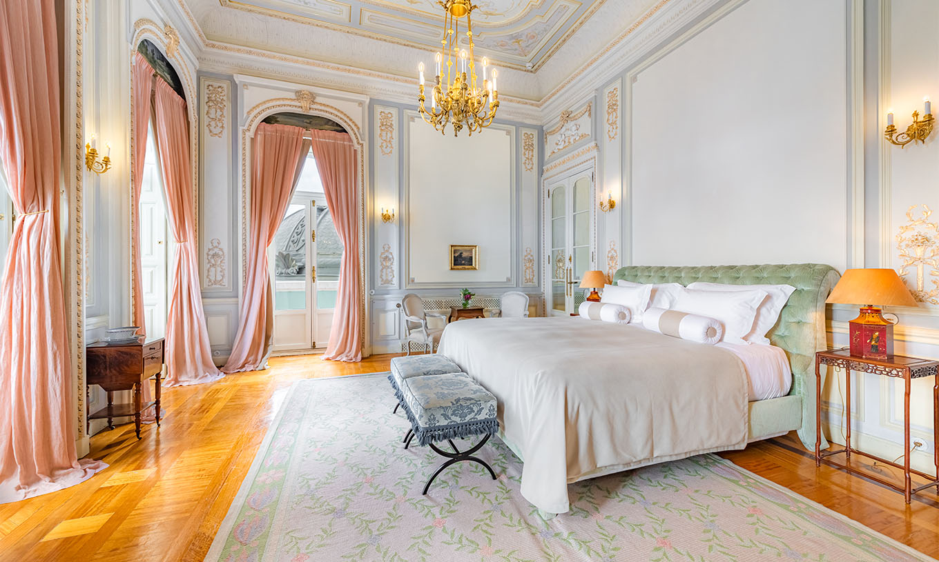 La Suite D. Manuel/ D. Luís Filipe du Pestana Palace Lisbonne a une grande chambre luxueuse avec lit double et lustre doré
