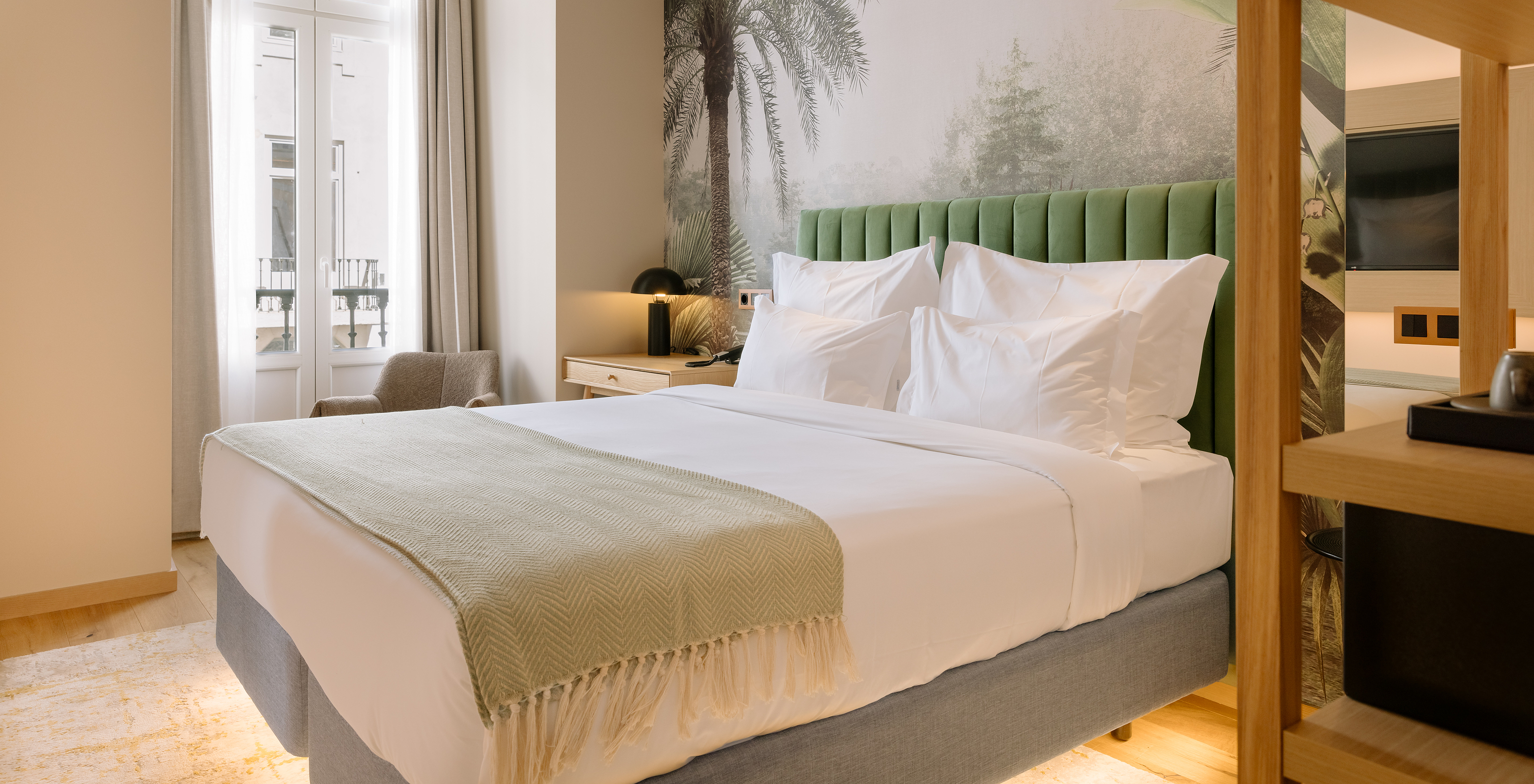 La chambre Classique du Pestana Rua Augusta Lisboa a un lit double et fenêtre avec rideaux et vue sur Lisbonne