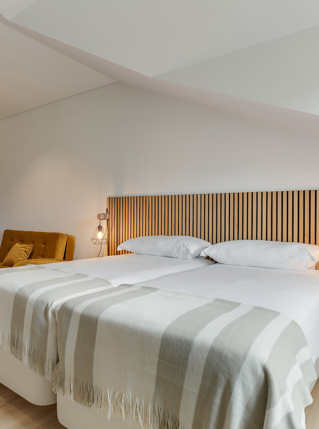 Le Famille - Clubhouse du Pestana Sintra Golf a deux lits avec tête de lit en bois, un canapé et une kitchenette