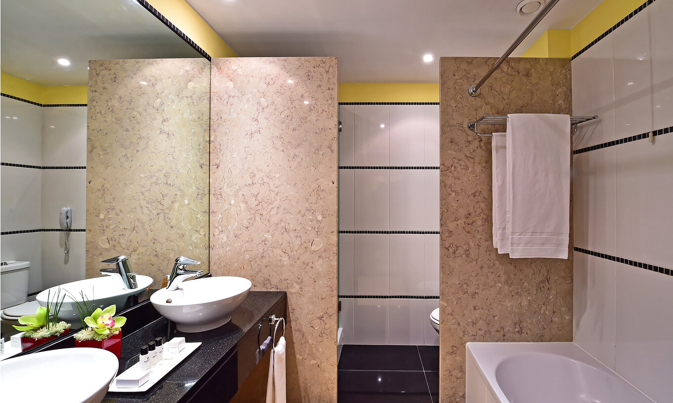 La Junior Suite du Pestana Sintra Golf a une salle de bain avec deux lavabos avec miroir, amenities et baignoire