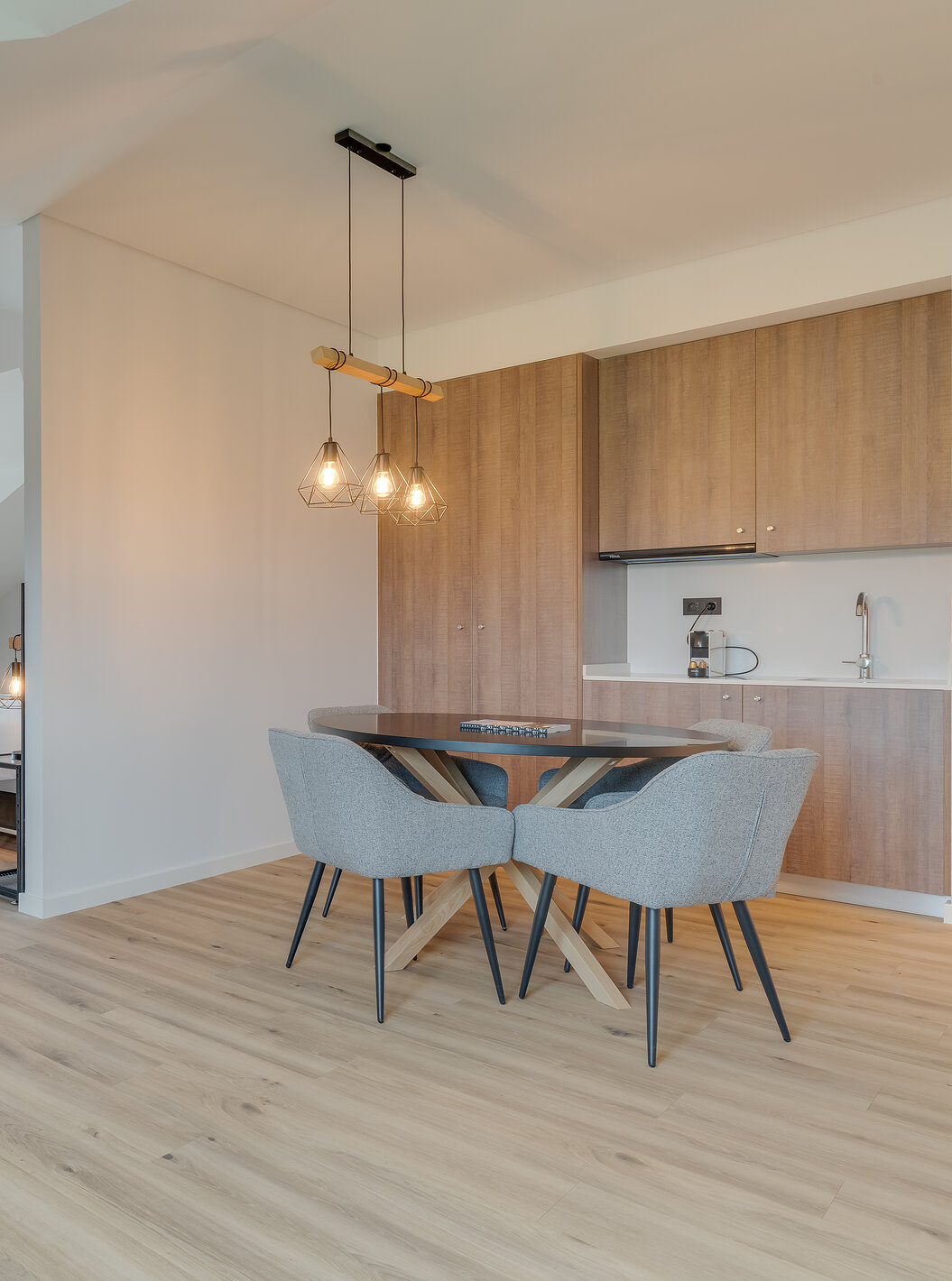 La Suite - Clubhouse du Pestana Sintra Golf a une kitchenette, une table pour repas, deux fauteuils et un bureau