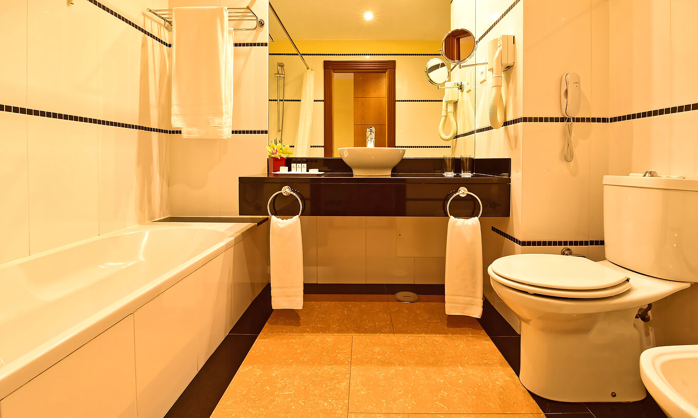 Le Duplo Superior du Pestana Sintra Golf a une salle de bain avec baignoire, lavabo avec miroir, amenities et toilettes