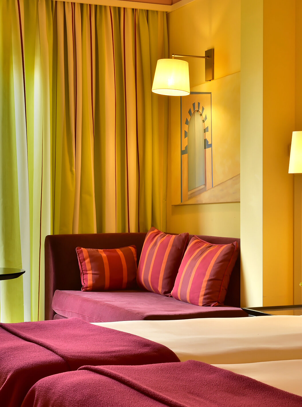 Le Duplo Superior du Pestana Sintra Golf a deux lits, un canapé avec une table basse et une fenêtre avec rideaux