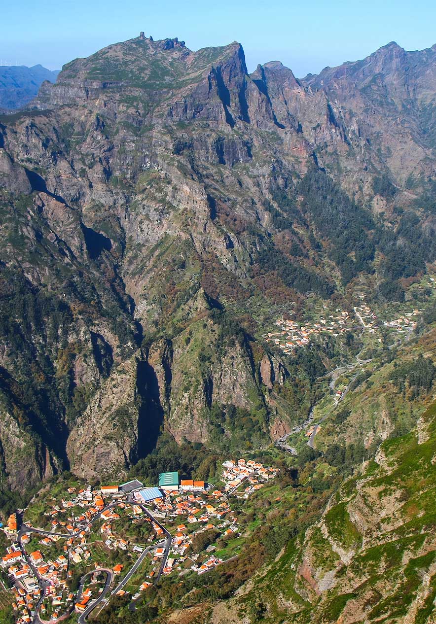 Vue panoramique des montagnes escarpées de Curral das Freiras avec villages nichés dans une vallée de Madère